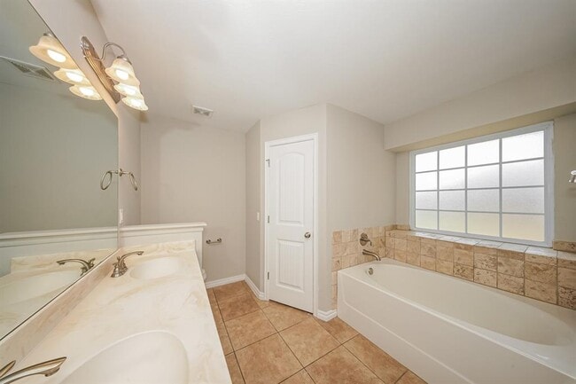 Building Photo - 9423 Peachtree Ln