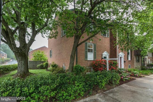 Building Photo - 3898 University Dr