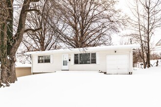 Building Photo - Cozy 2 Bedroom, 1 Bathroom Home