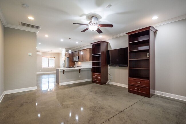 Building Photo - Location, Location , Location with this Beautiful Townhome