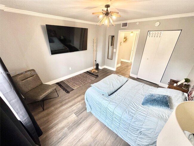 Building Photo - 520 SE 5 Ave