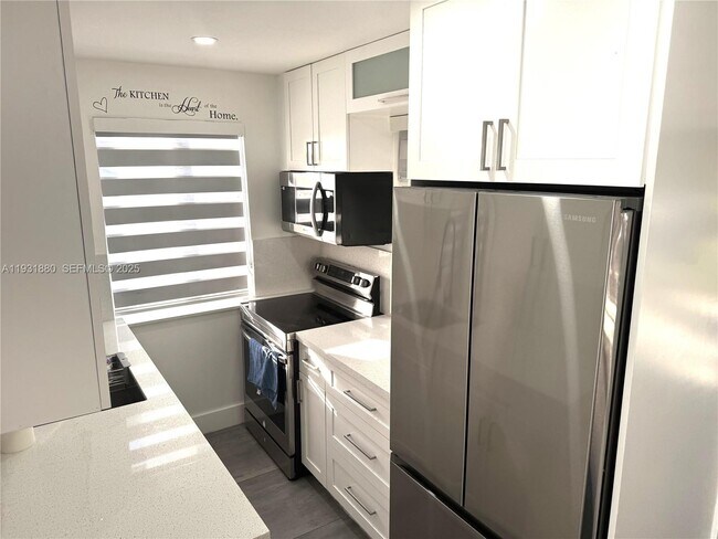 Building Photo - 731 E 19th St