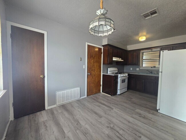 Building Photo - 3 Bedroom 1.5 Bath and 2 Garage home in Shawnee!