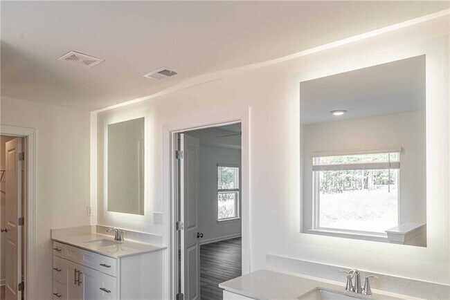 Building Photo - 3362 Skyland Dr