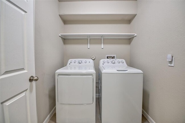 Building Photo - 328 Langely