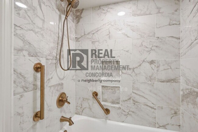 Building Photo - 5025 Hillsboro Pike