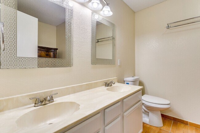 Building Photo - Excellent 3 Bedroom 2 Bath with many featu...