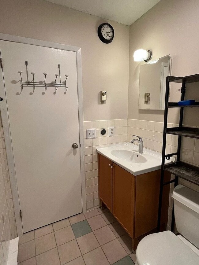Building Photo - Bright, Updated 2-Bedroom in Prime Burlington Location — Available NOW for Short-Term or Availabl...