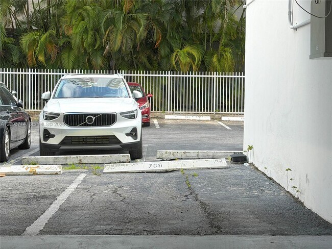 Building Photo - 1340 Lincoln Rd