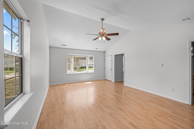 Building Photo - 314 Pebble Ln