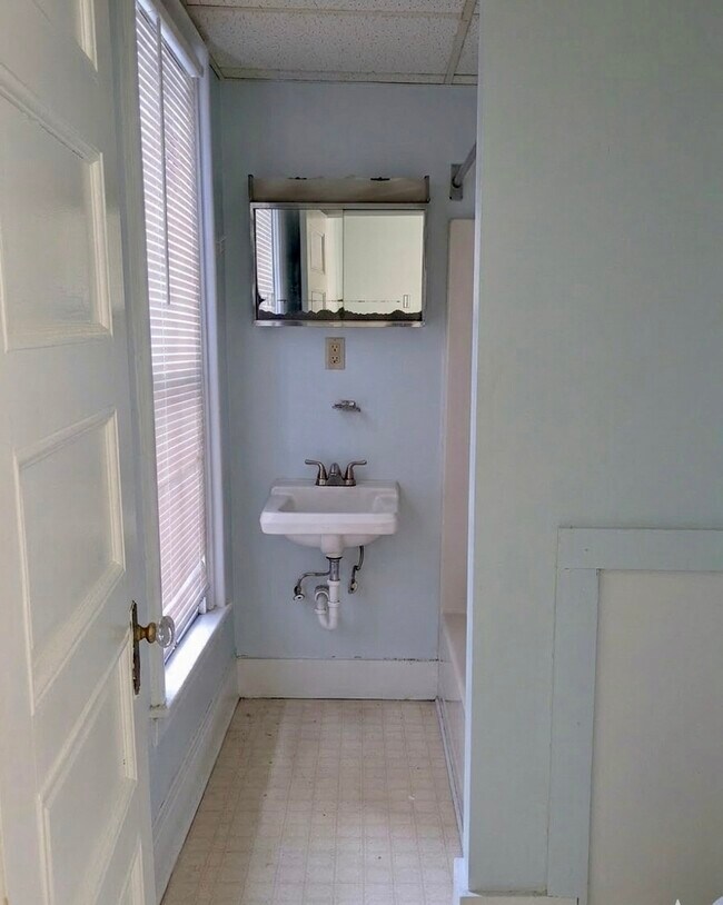 Building Photo - 97 Oak St