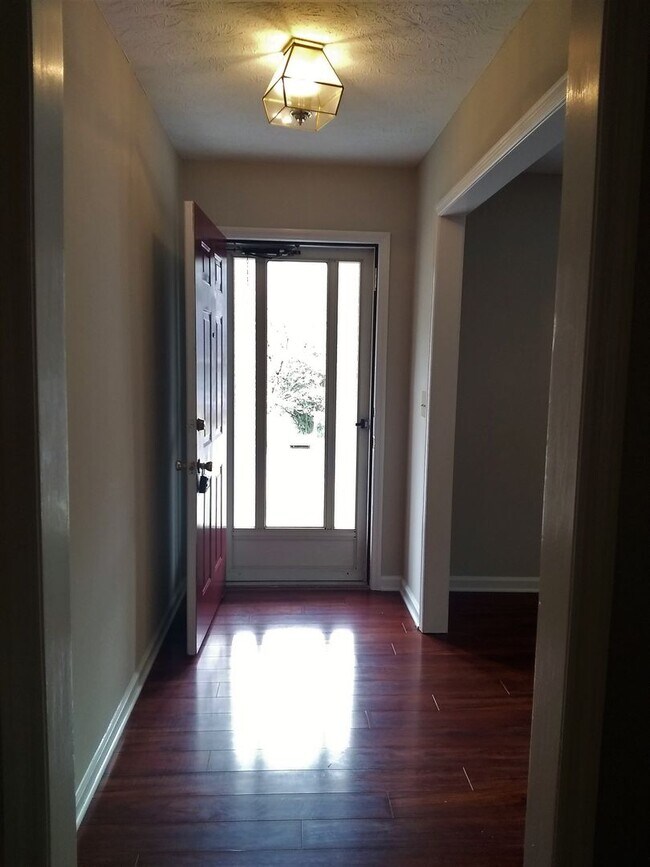 Building Photo - UPDATED & SPACIOUS 3 Bedroom 2 Bathroom home close to SHOPPING & FT BRAGG!!