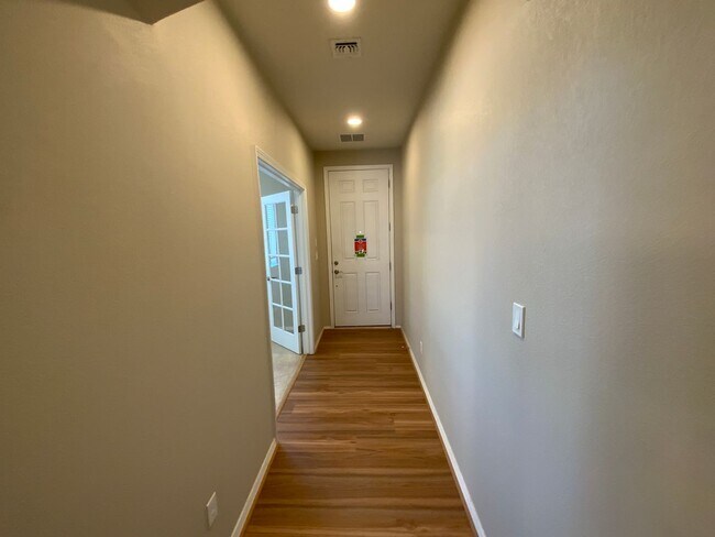Building Photo - 3 Bedroom Single Story Home in Loma Colora...