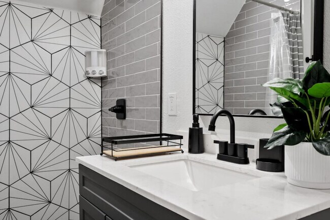 Building Photo - 921 E Hattie St