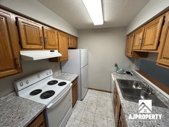 Building Photo - 916 S Menlo Ave