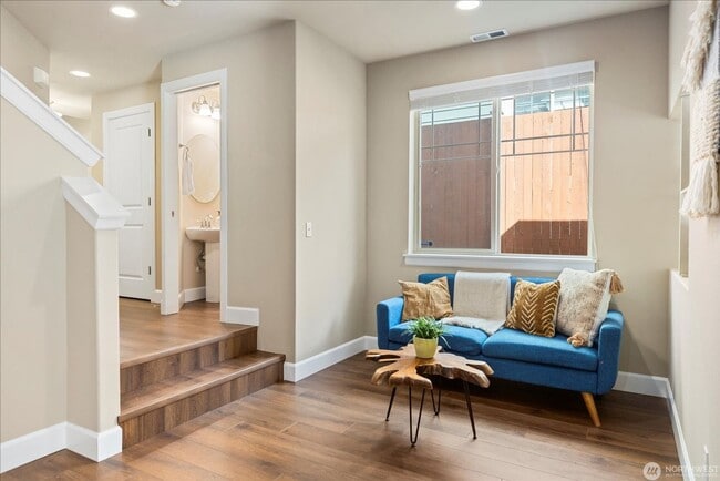 Building Photo - 3BD/2.5BTH Modern Townhouse in Greekbrooke...