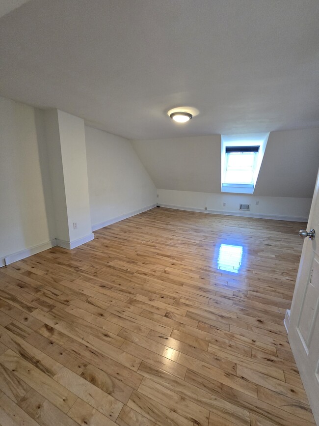 3rd floor bedrom. - 862 N Lawrence St