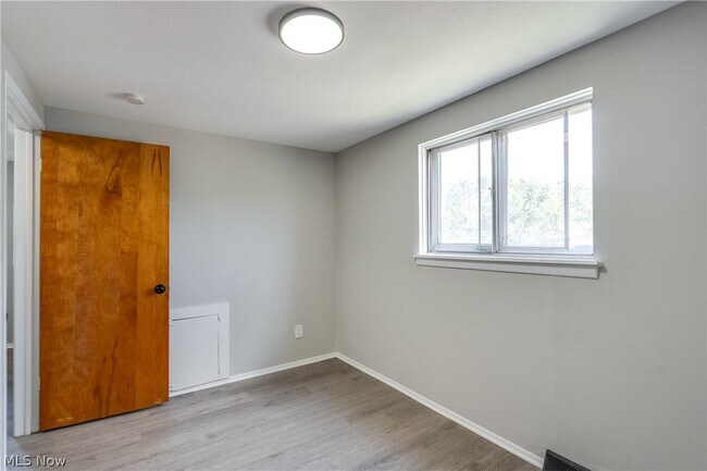 Building Photo - 4436 E 158th St