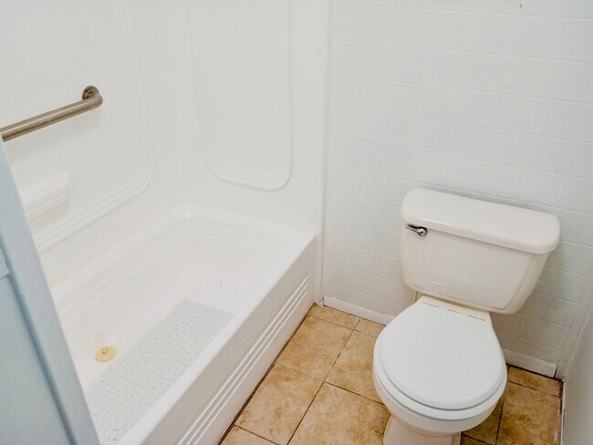 Building Photo - 3 Bed 2 Bathroom Single Family