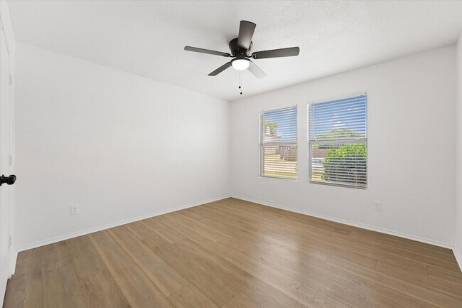 Building Photo - 702 Lowe Dr