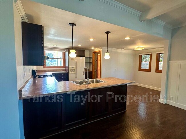 Building Photo - 441 E 7th Ave