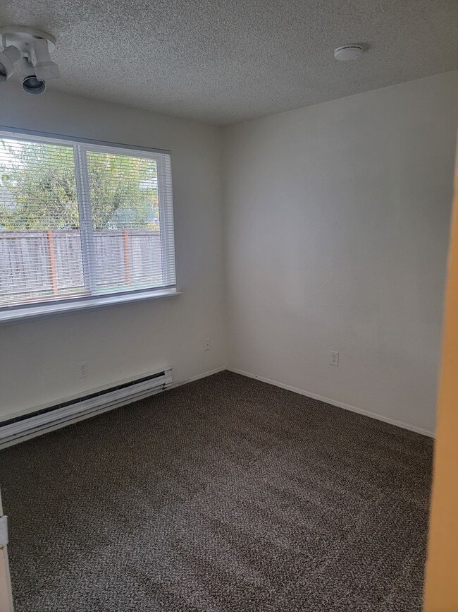 Building Photo - Spacious Spanaway rambler with covered patio and fenced yard.