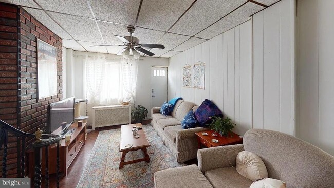 Building Photo - 415 E Flora St