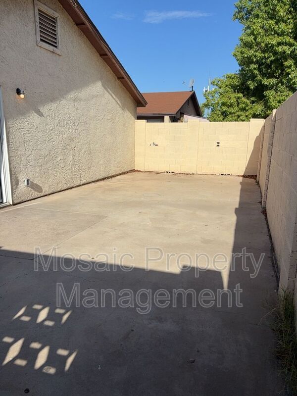 Building Photo - 2440 E Waltann Ln
