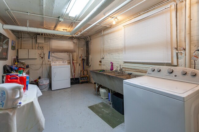 Building Photo - 1451 W Berwyn Ave