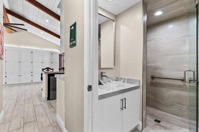 Building Photo - 48731 San Vicente St