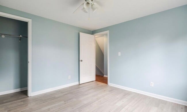 Building Photo - Newly Renovated Hillview Bi-Level! ASK US ABOUT OUR LONG-TERM LEASE SPECIAL TODAY!