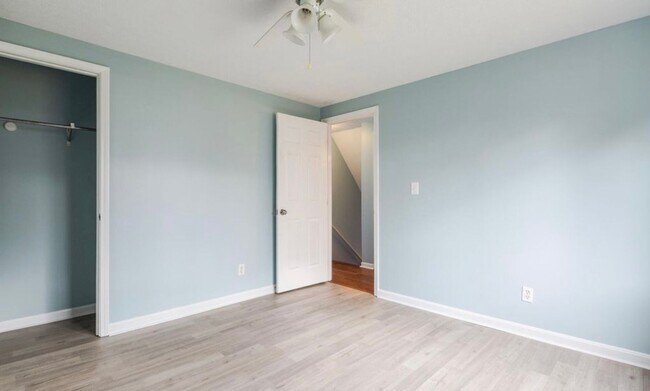 Building Photo - Newly Renovated Hillview Bi-Level!