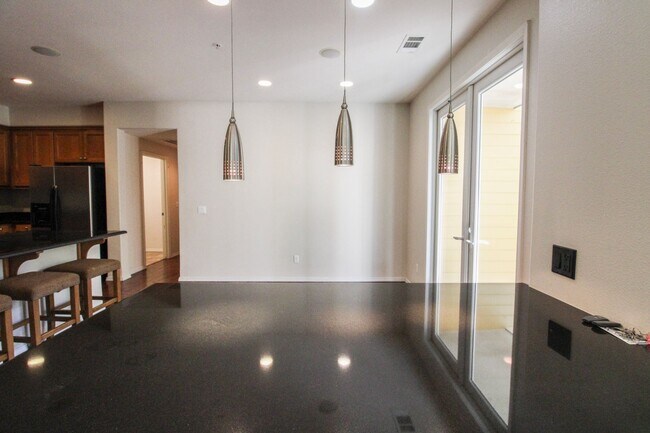 Building Photo - 4 bedroom 2.5 bathroom condo in Broad Street Village Complex