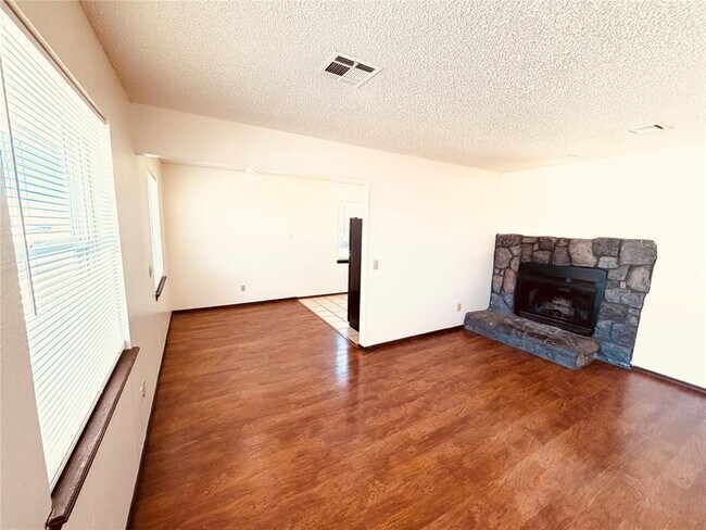 Building Photo - 320 Falcon Ct