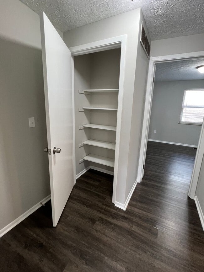 Building Photo - Updated 2 Bedroom 1.5 Bathroom Condo with ...