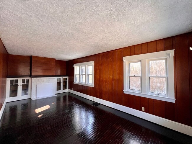 Building Photo - Beautifully finished 3 bedroom home for rent - Akron OH