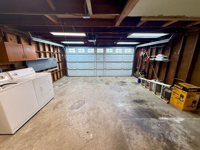 Building Photo - 411 Hiller St