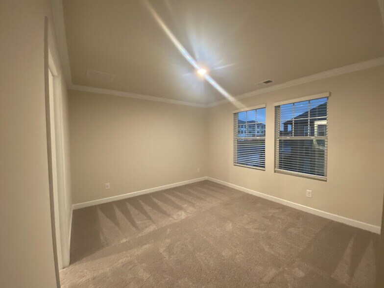 Building Photo - Room in Townhome on Memorial Pkwy