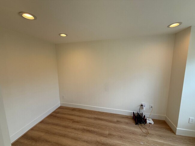 Building Photo - Modern Townhome Just One Block from Green ...