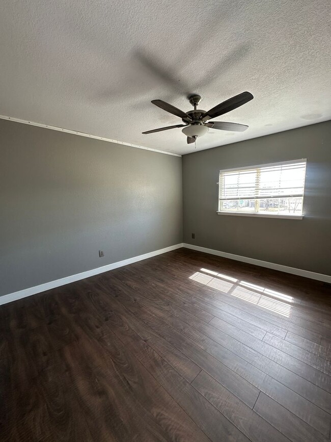 Building Photo - 5 bedroom single family house in Englewood