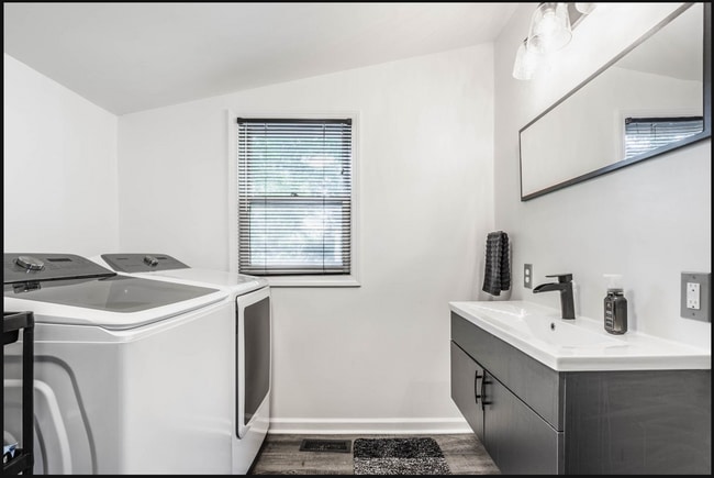 Building Photo - Newly Remolded Two Bedroom Home Located near 21st Street and Riverside Dr