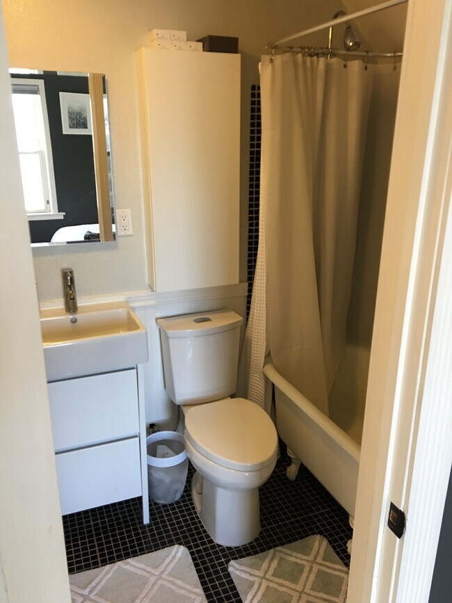 Building Photo - Bright and Cozy 2-Bedroom in Sunnyside wit...