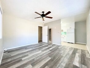 Building Photo - Single level duplex a block to the beach!