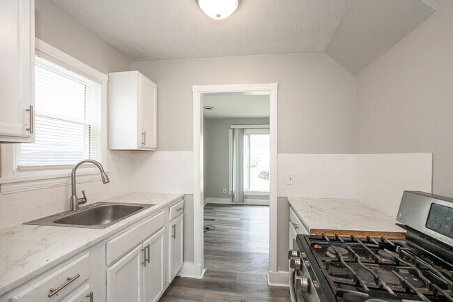 Building Photo - 3 bedroom/1 bath Single House!