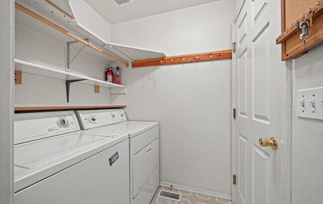 Building Photo - 803 Coopers Ct