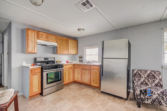 Building Photo - 2Bed/1Bath Home at 135th Ave/Glendale! JOI...