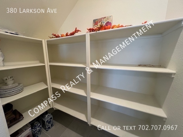 Building Photo - 380 E Larson Ln