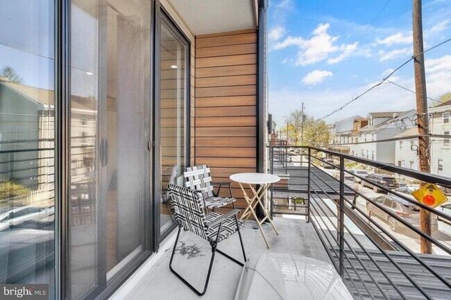 Building Photo - 381 Martin St