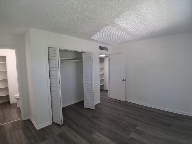 Building Photo - 401 SW 13th Pl