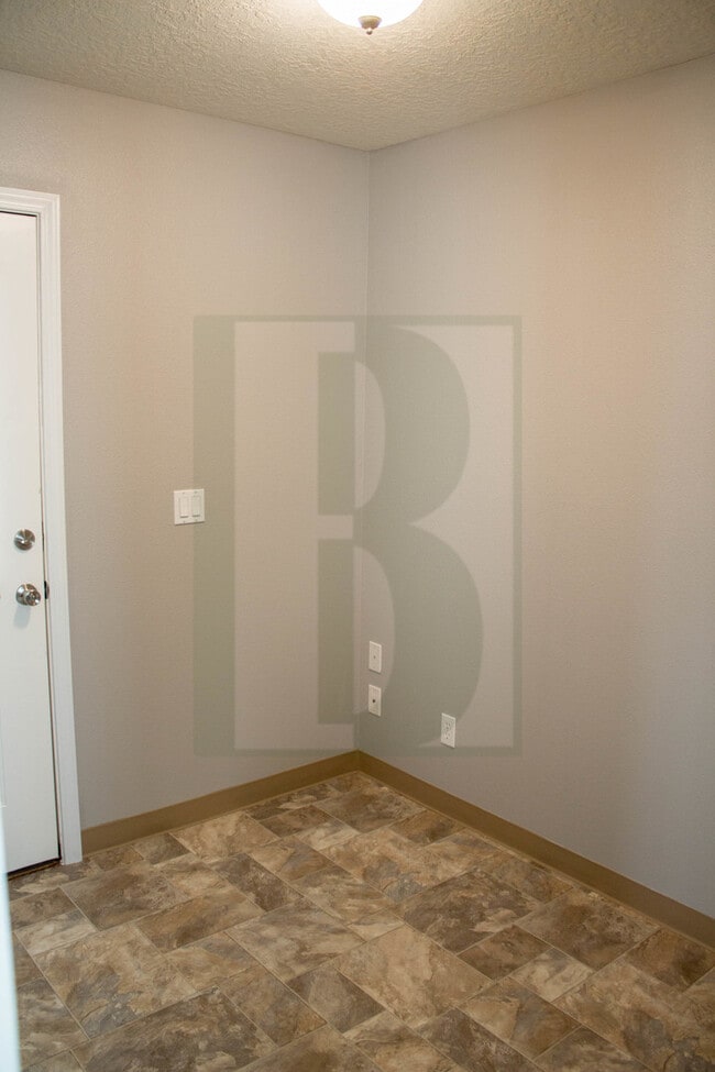 Building Photo - Spacious Updated Duplex in Salem